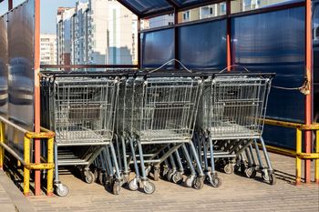 Są otwarci w każdą niedzielę. Kolejny sklep w Warszawie omija zakaz