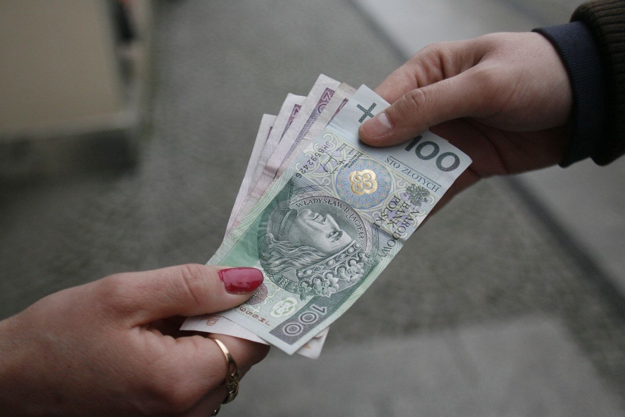 Sekretarz starostwa w Łomży zatrzymana. Osiem zarzutów, w tym fałszowanie dokumentów