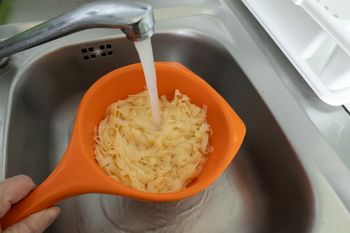 Polacy robią to nagminnie po ugotowaniu makaronu. Kardynalny błąd