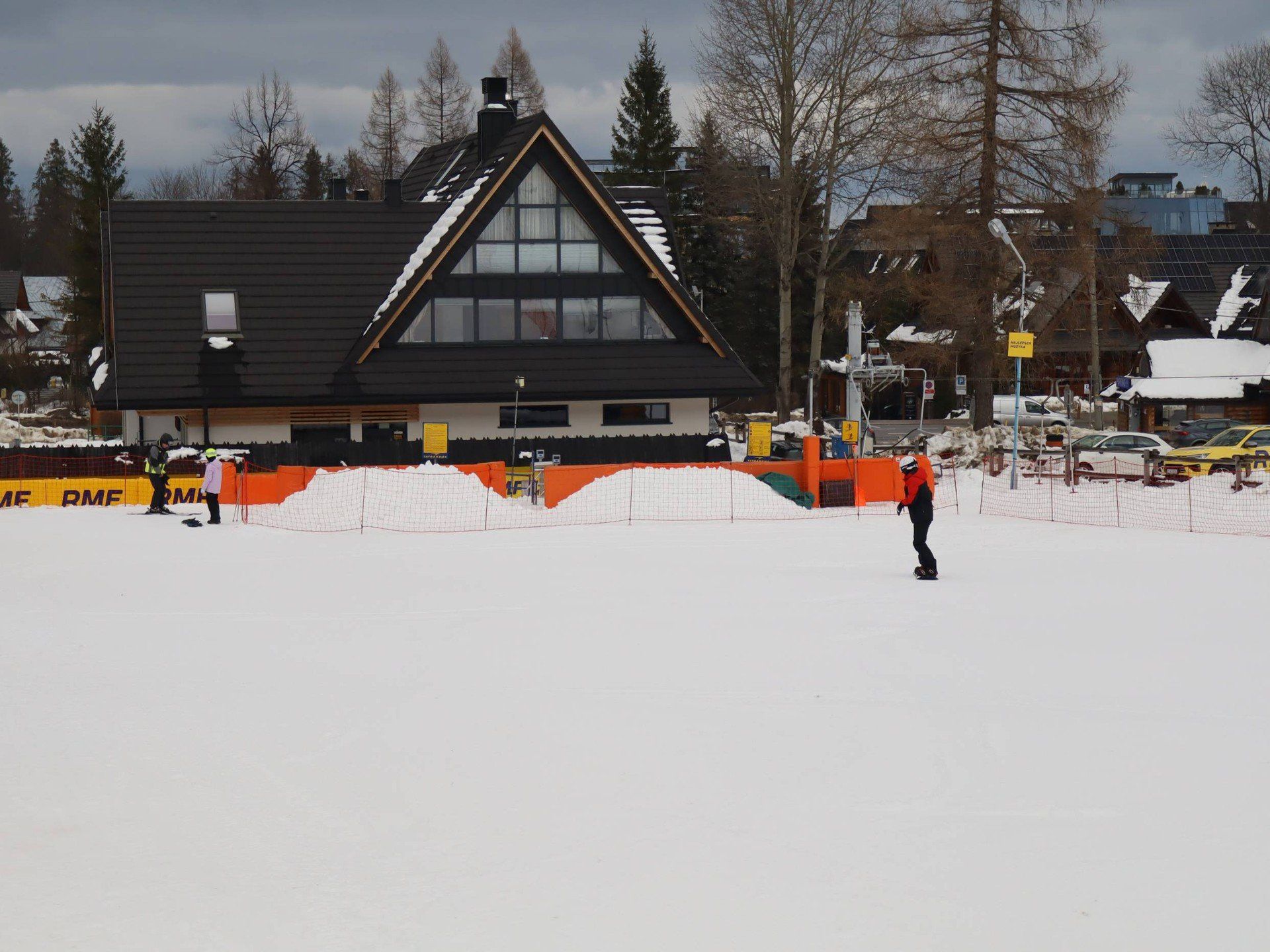 Narciarze pod Nosalem i Wielką Krokwią w Zakopanem