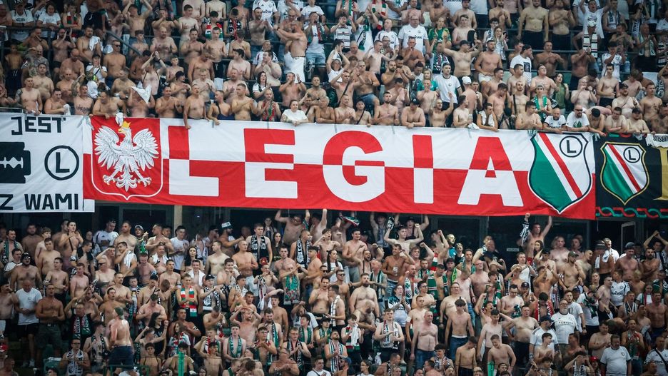 Kibice Legii na stadionie przy ul. Łazienkowskiej 3 podczas meczu Legia-AEK Larnaka w eliminacjach Ligi Europy UEFA, 14 sierpnia 2025.
