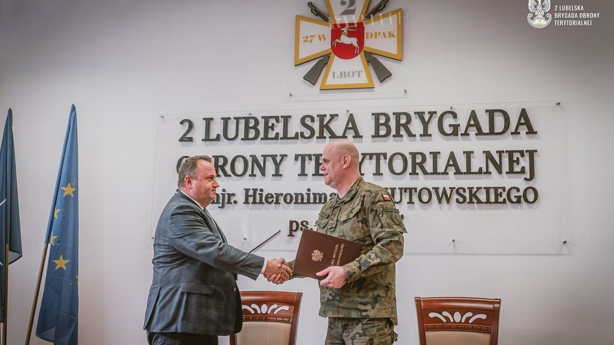 3 marca br. w siedzibie 2 Lubelskiej Brygady Obrony Terytorialnej im. mjr. Hieronima Dekutowskiego ps. „Zapora” w Lublinie, płk Zbigniew Krzyszczuk, dowódca brygady i pan Marcin Troć, dyrektor Regionalnego Zarządu Gospodarki Wodnej w Lublinie podpisali porozumienie o współpracy.