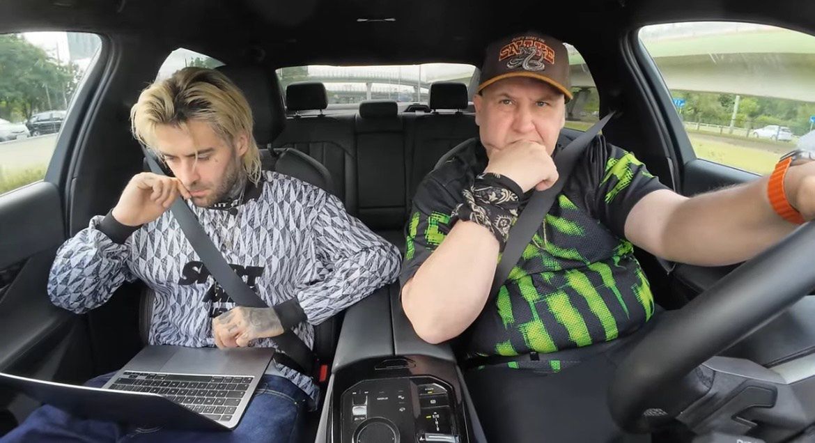 Quebonafide podczas wywiadu 