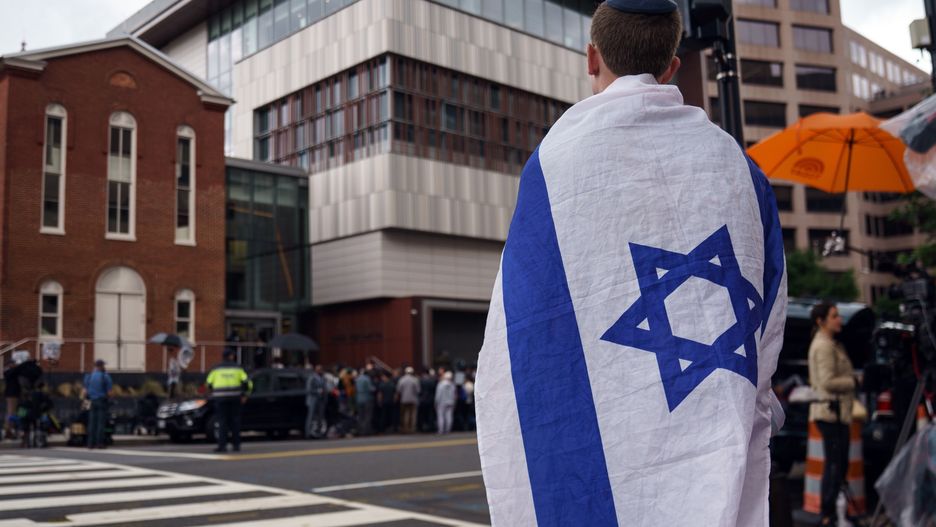A member of the public with the Israeli flag draped over the shoulders stands close to the scene where two people were shot and killed at the Capital Jewish Museum in Washington, DC, USA, 22 May 2025. According to a social media post by the US Homeland Security Secretary Kristi L. Noem, the two people killed last night were staff members at the Israeli embassy. EPA/WILL OLIVER Dostawca: PAP/EPA.