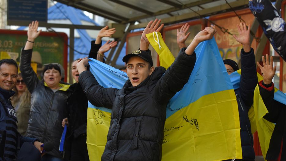 People on the bus stop greet Ukrainian forces during a patriotic rally after President Zelensky's visit to the recaptured city of Kherson, Ukraine, 14 November 2022. Ukrainian troops entered Kherson on 11 November after Russian troops had withdrawn from the city. Kherson was captured in the early stage of the conflict, shortly after Russian troops had entered Ukraine in February 2022. EPA/OLEG PETRASYUK Dostawca: PAP/EPA.