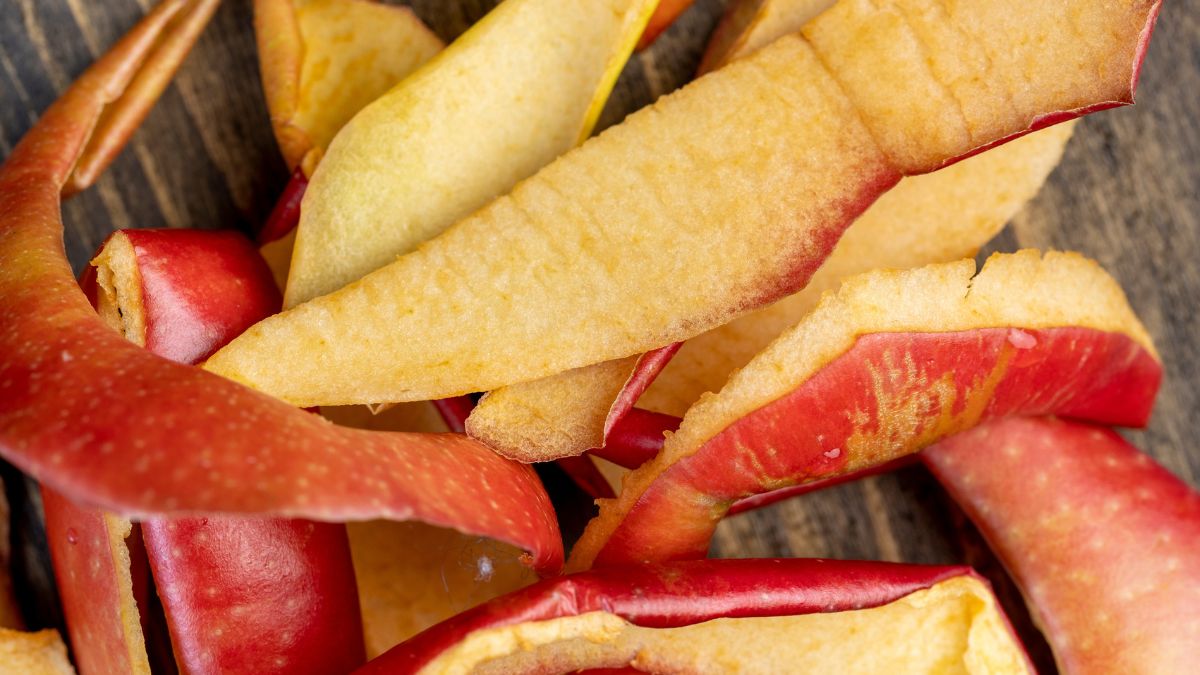 Teściowa nie wyrzuca obierek z jabłek. Zagotowuje w garnku i uporczywy problem znika.