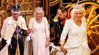 Król Karol III wygłosił mowę tronową w brytyjskim parlamencie. Królowa Camilla po raz kolejny założyła TĘ SAMĄ suknię (ZDJĘCIA)