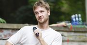 Maciej Musiał pokazuje umięśnioną klatę i... nawołuje do skromności