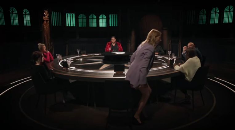 Kasia wstała od okrągłego stołu