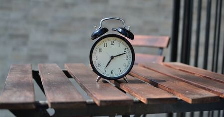 Kiedy zmiana czasu na zimowy? Na dniach przestawiamy zegarki