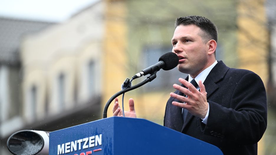 S�awomir Mentzen
Ustrzyki Dolne, 11.04.2025. Wybory Prezydenta RP 2025 - kampania. Kandydat Konfederacji w zbli�aj�cych si� wyborach na fotel prezydenta RP S�awomir Mentzen spotka� si� z mieszka�cami Ustrzyk Dolnych, 11 bm. (ad) PAP/Darek Delmanowicz
Darek Delmanowicz
elekcji, elekta, g�ow� pa�stwa, kampania prezydencka 2025, kampania wyborcza, kandydat na Prezydenta RP, kandyduje, otwarte, polityk, polityka, prezydencka, prezydenckie, S�awomir Mentzen, spotkanie wyborcze, urz�d prezydenta, wiec wyborczy, wizyta krajowa, wizyta lokalna, wyborcza, wyborcze, wybory, wybory prezydenckie 2025, z mieszka�cami miasta