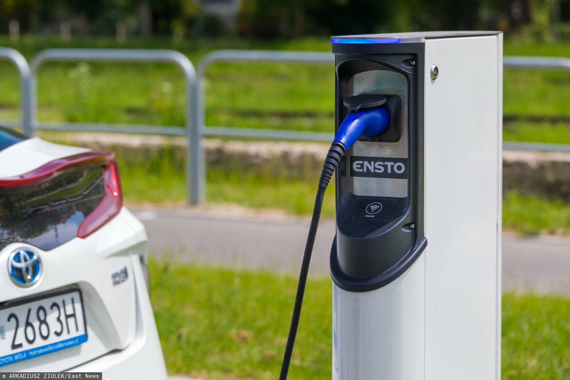 Kalkulator pozwala sprawdzić cenę każdego elektrycznego auta osobowego dostępnego na polskim rynku. 