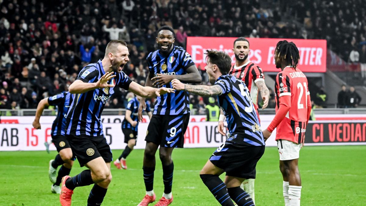 Nicola Zalewski i inni gracze Interu Mediolan po golu w derbach