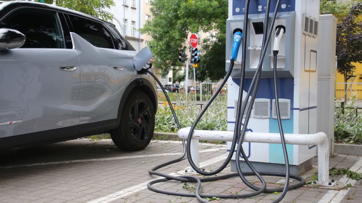 Publiczna stacja ładowania samochodów elektrycznych