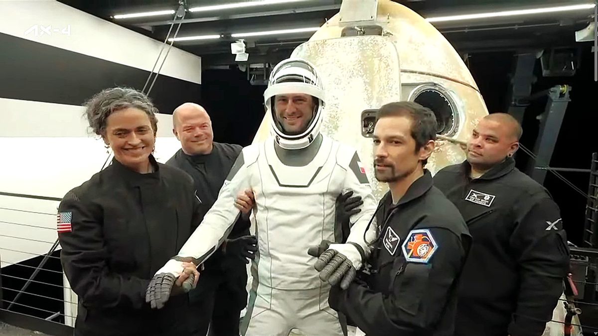 Sławosz Uznański-Wiśniewski tuż po wyjściu z kapsuły Dragon Grac