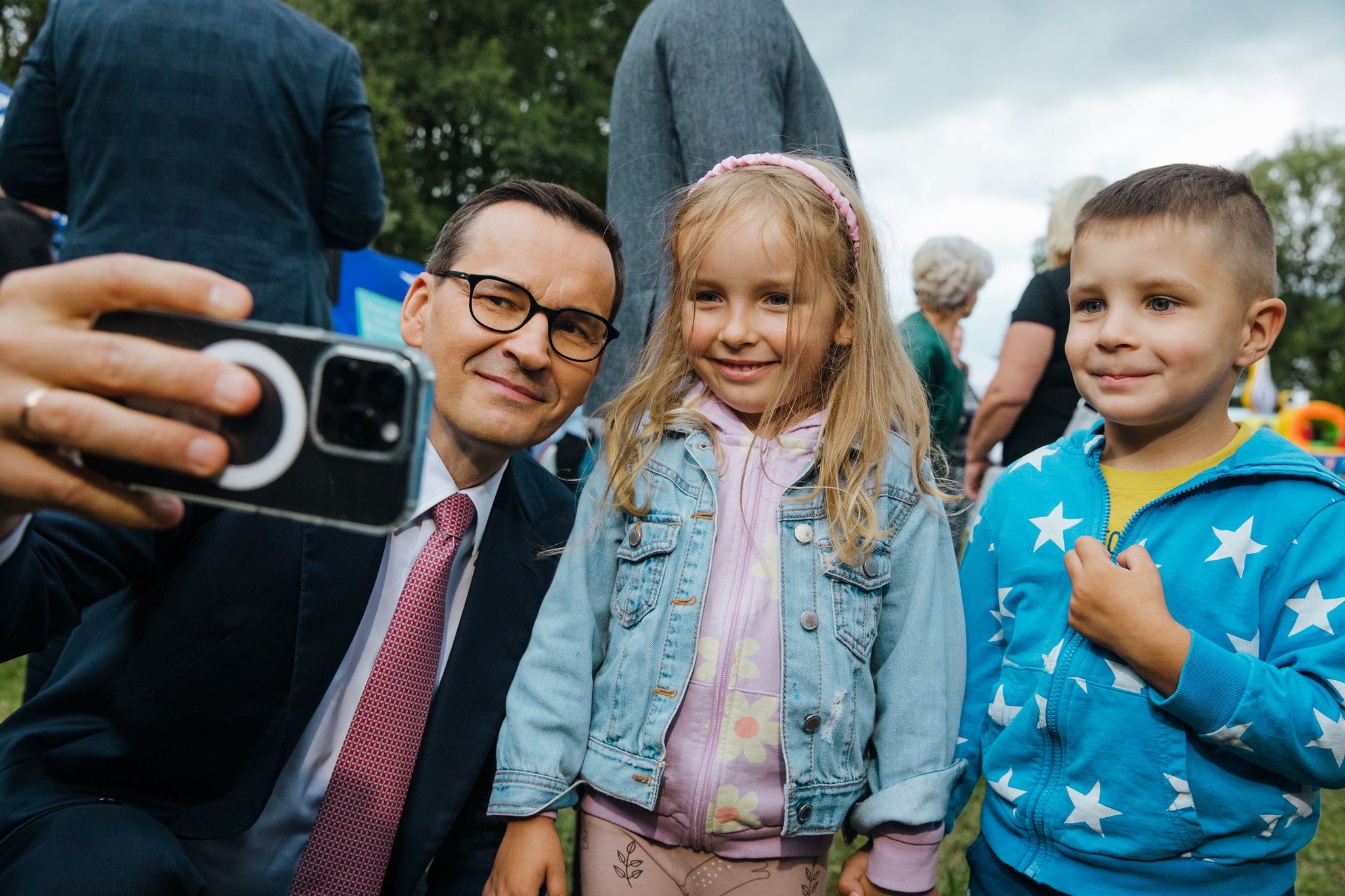 Premier Mateusz Morawiecki podczas pikniku reklamującego program "800 plus"