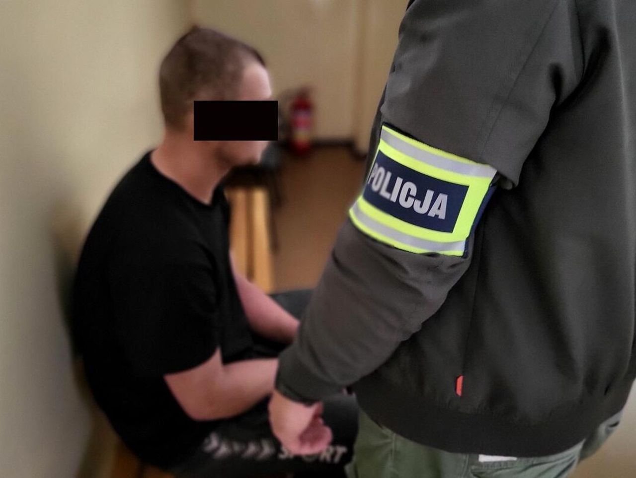 Jechał do pracy, dotarł do więzienia. Był poszukiwany listem gończym