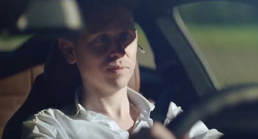Niewidomy pisarz debiutuje za kierownicą w reklamie nowego BMW