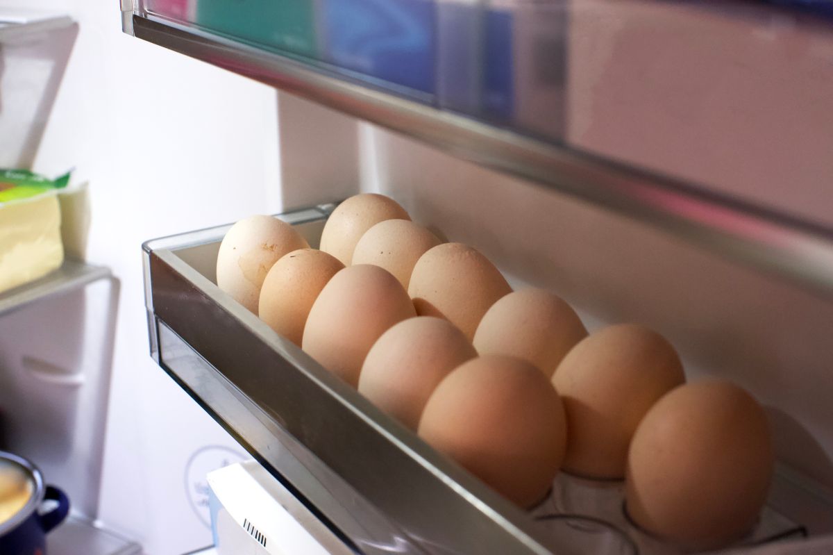 Polacy najczęściej trzymają jajka na drzwiach lodówki. To ogromny błąd