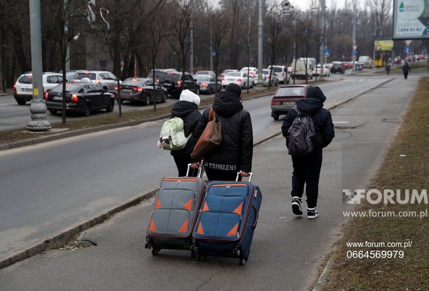 Sznur aut na wyjeździe z Kijowa. Ludzie uciekają ze stolicy Ukrainy