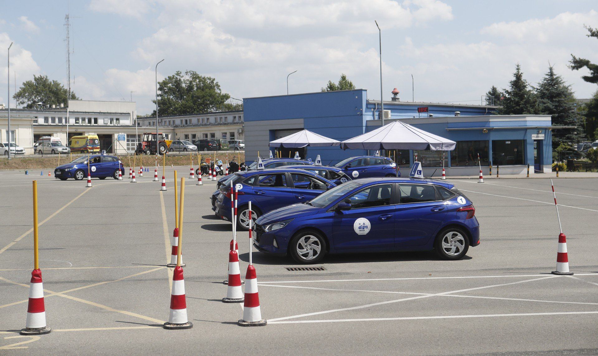 Koszt kursu na prawo jazdy wynosi około 4 tys. zł, chociaż nie jest to koniec wydatków. Egzamin teoretyczny kosztuje 100 zł, a jazda na placu manewrowym i po mieście 220. Za poprawkę trzeba zapłacić tyle samo.