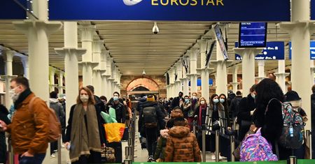 Wielka Brytania. Chaos na dworcach i lotniskach. Francja zamknęła granice