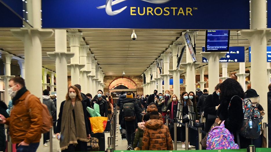 Koronawirus w Anglii. Mieszkańcy Londynu tłoczą się na dworcu kolejowym Kings Cross St.Pancras, żeby dostać się na pociąg do Paryża.