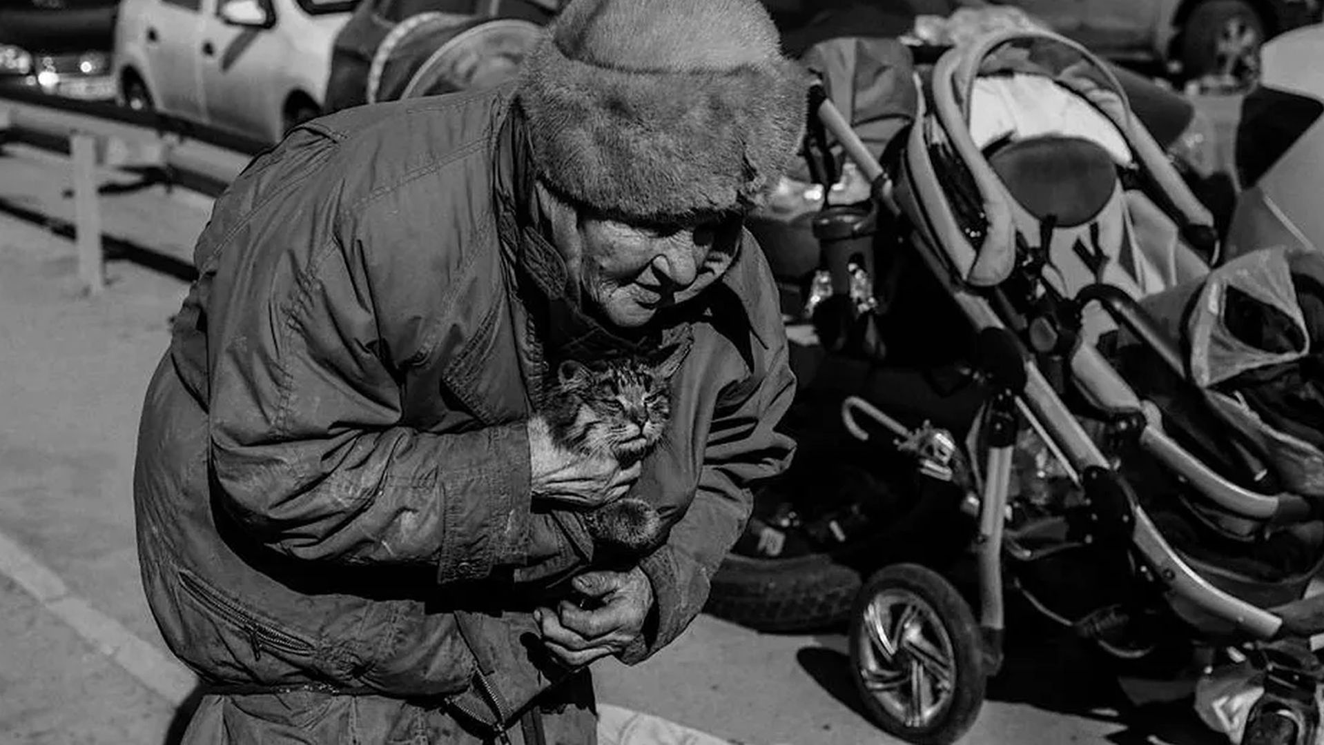 W obliczu wojny samotni, starsi ludzie są bezradni, jak ta seniorka uciekająca z ostrzeliwanego Irpienia (zdjęcie ilustracyjne)