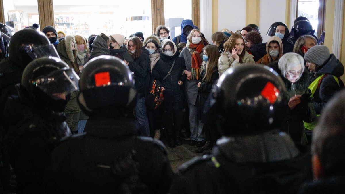 Na ulicach rosyjskich miast mieszkańcy protestują przeciw wojnie w Ukrainie. Na zdj: Sankt Petersburg, 2 marca 2022