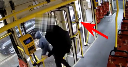 Z tramwaju prosto pod auto. Kierowca nawet się nie zatrzymał