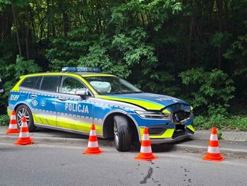 Jelenia Góra: W Goduszynie doszło do zderzenia policyjnego radiowozu i samochodu osobowego. Utrudnienia w ruchu