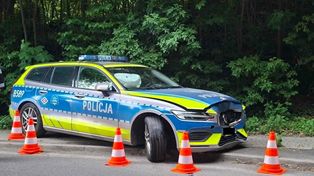 Jelenia Góra: W Goduszynie doszło do zderzenia policyjnego radiowozu i samochodu osobowego. Utrudnienia w ruchu
