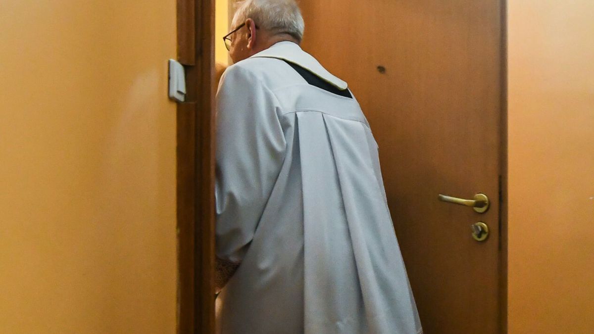 Ksiądz chodzący po kolędzie