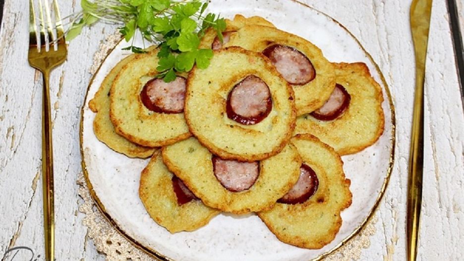 Chrupiące placki ziemniaczane z kiełbasą
