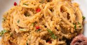 Włosi mówią o nim "ser biedaka". Do makaronu i zapiekanek sprawdzi się jak drogi parmezan