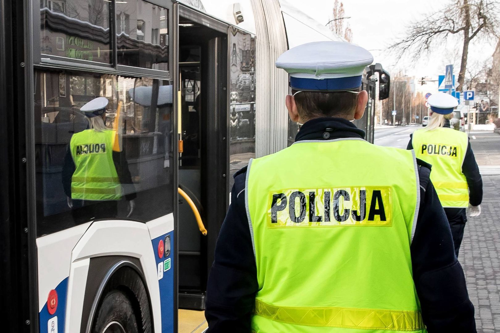 Włączył "Barkę" w autobusie. Inny pasażer rzucił się z pięściami