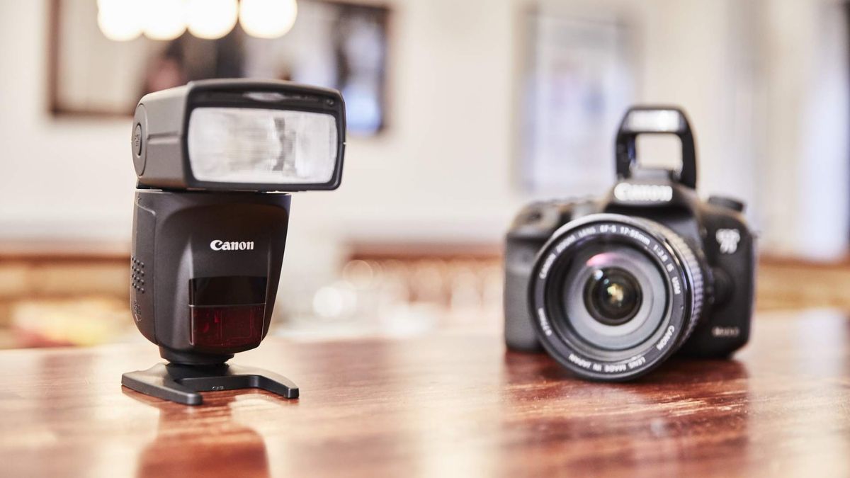 Canon Speedlite 470 EX-AI automatycznie ustawi palnik, by odbić światło 1