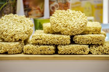 Jak zrobić sałatkę z zupek chińskich? Bardzo prosty przepis