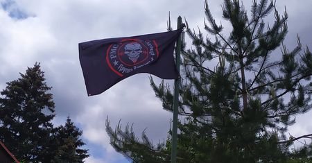 Wywiesiła taką flagę na swoim podwórku. Grozi jej kara