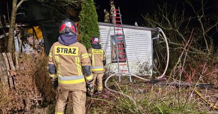 Nieszczelny piec przyczyną tragedii w powiecie lubelskim. W nocnym pożarze domu zginęły dwie osoby [ZDJĘCIA]