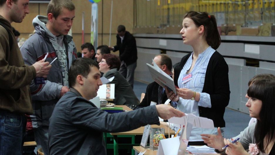 Zmienia się podejście do młodych pracowników, którzy szukają stażu. Pracodawcy oferują im całkiem dobre wynagrodzenia, ale dominującą umową jest zlecenie lub B2B, fot. archiwalne/ilustracyjne T.Bołt/Polska Press