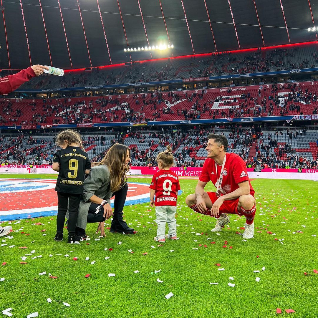 Robert Lewandowski świętuje nowy tytuł wraz z Anią i córkami. Uroczo? 