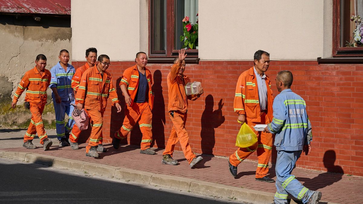 Chi?scy pracownicy w Ma?ogoszczy12.08.2023 Malogoszcz miejscowosc w wojewodztwie  Swietokrzyskim chinscy pracownicy rozbudowujacy Cementownie francuskiego koncernu Lafarge Nz pracownicy chinscy po pracyMiroslaw Stelmach/ REPORTERMiroslaw Stelmach/REPORTER