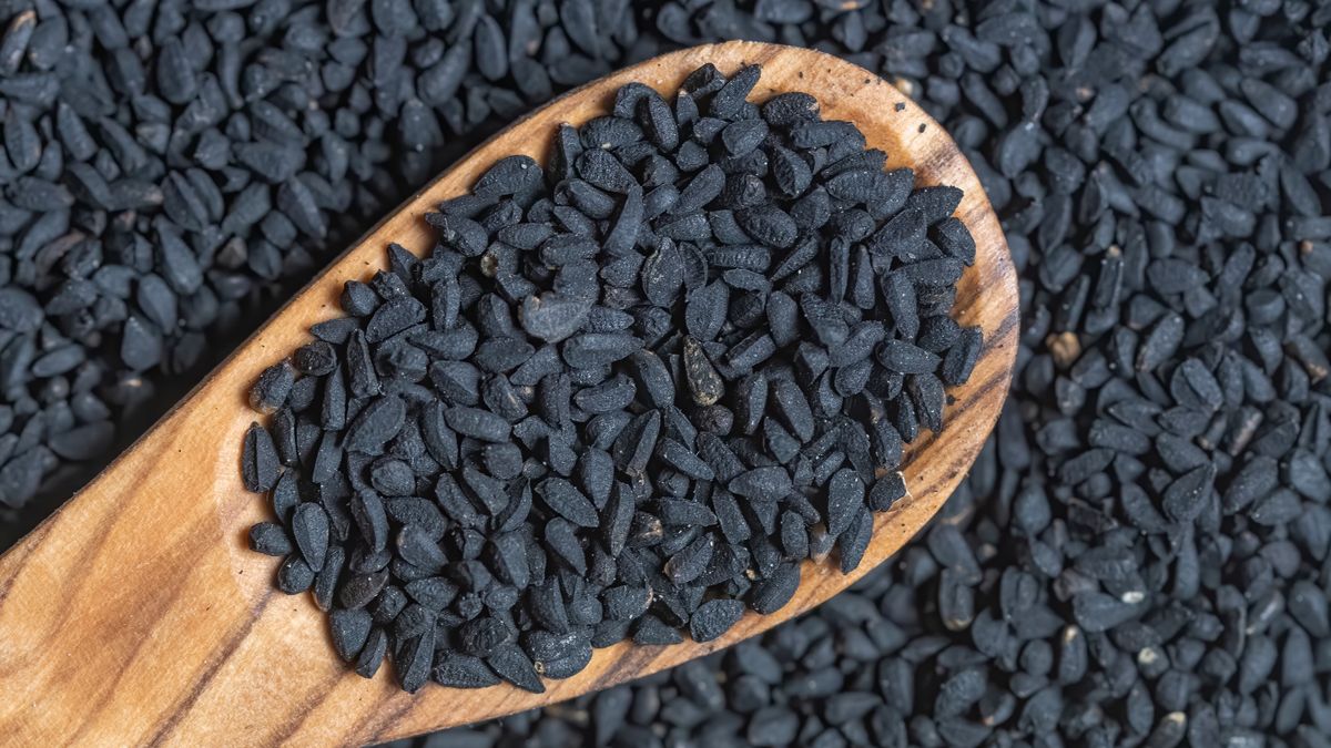 Nasiona czarnuszki na drewnianej łyżce