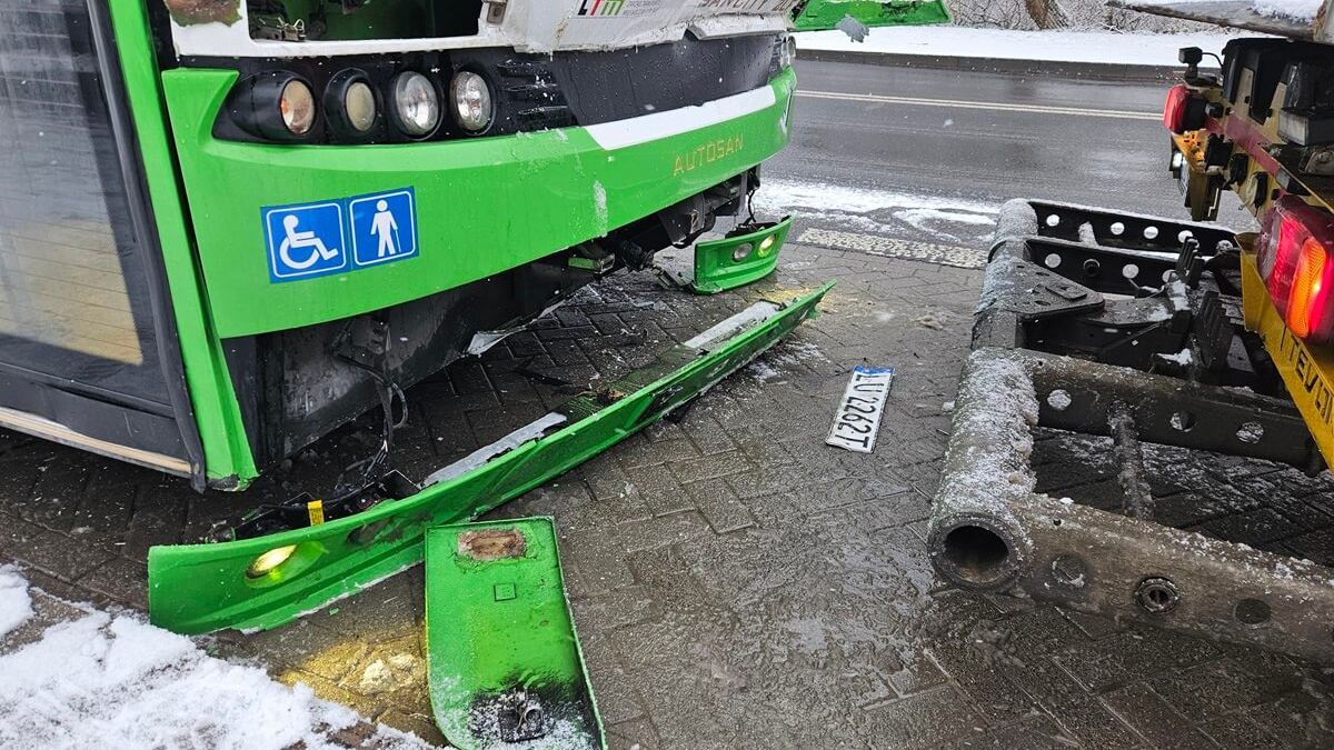 Autobus MPK Lublin uderzył w tył autolawety na al. Warszawskiej