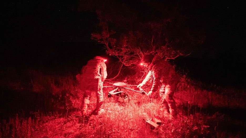 Wojna w Ukrainie rok 2024
Servicemen of the "Achilles" Battalion from the 92nd assault brigade of the Ukrainian Army check a Vampire hexacopter drone after ? mission flight over a frontline near Chasiv Yar, Donetsk region, on May 1, 2024, amid the Russian invasion of Ukraine. These drones are almost exclusively used at night to drop munitions on Russian targets or supplies and medical necessities to Ukrainian soldiers on the frontline. (Photo by Genya SAVILOV / AFP)
GENYA SAVILOV