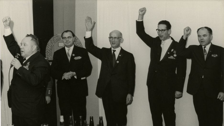 William Fisher (w środku) wśród agentów Stasi - służb NRD