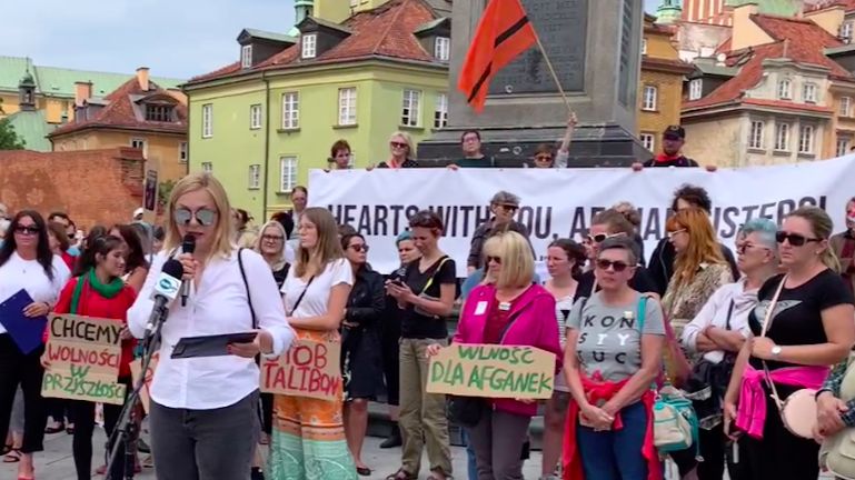 Warszawa. Plac Zamkowy. Strajk Kobiet zorganizował w niedzielę demonstrację solidarności z afgańskimi siostrami. Uczestniczące w niej osoby apelowały nie tylko o pomoc mieszkankom Afganistanu, ale również o oddanie godności uchodźcom koczującym na granicy polsko-białoruskiej