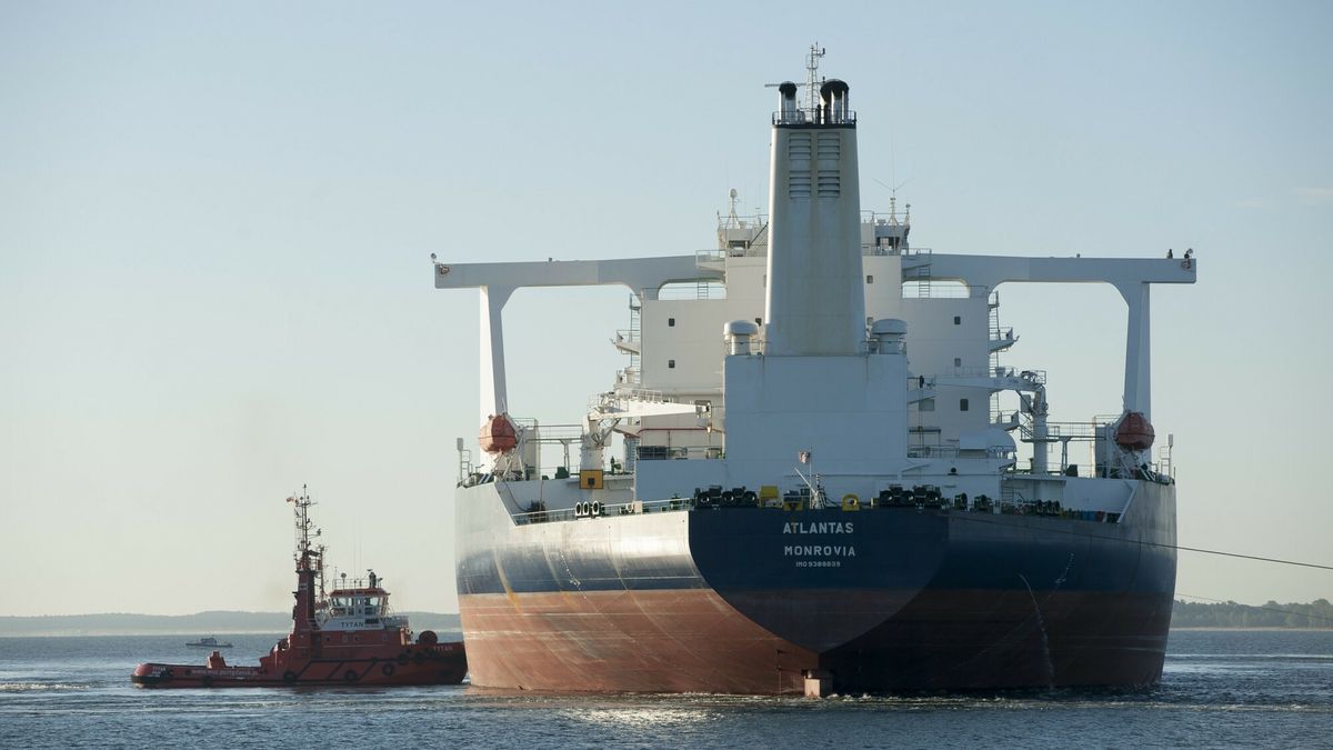 Supertankowiec Atlantas w gda?skim Naftoporcie
15.08.2016 Gdansk Port Polnocny Naftoport Przyplyniecie 333 metrowego tankowca Atlantas z ladunkiem ropy naftowej z Iranu dla Grupy LOTOS zgodnie z podpisana umowa z National Iranian Oil Company NIOC Zbiornikowiec jest jednym z najwiekszych na swiecie statkow tego typu Fot. Wojciech Strozyk/REPORTER
Wojciech Strozyk/REPORTER