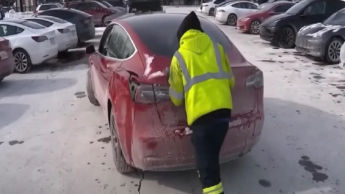 Odholowywanie samochodu Tesla.